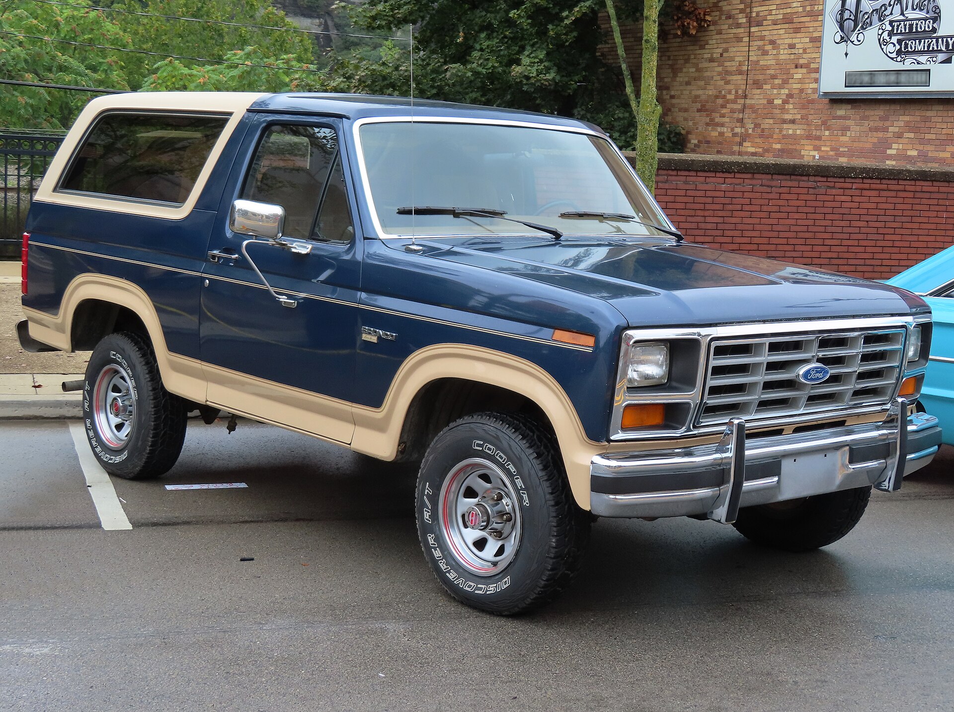Bronco Eddie Bauer (1985–96) — 1986 Ford Bronco Eddie Bauer at the New Brighton Car Cruise, Pennsylvania