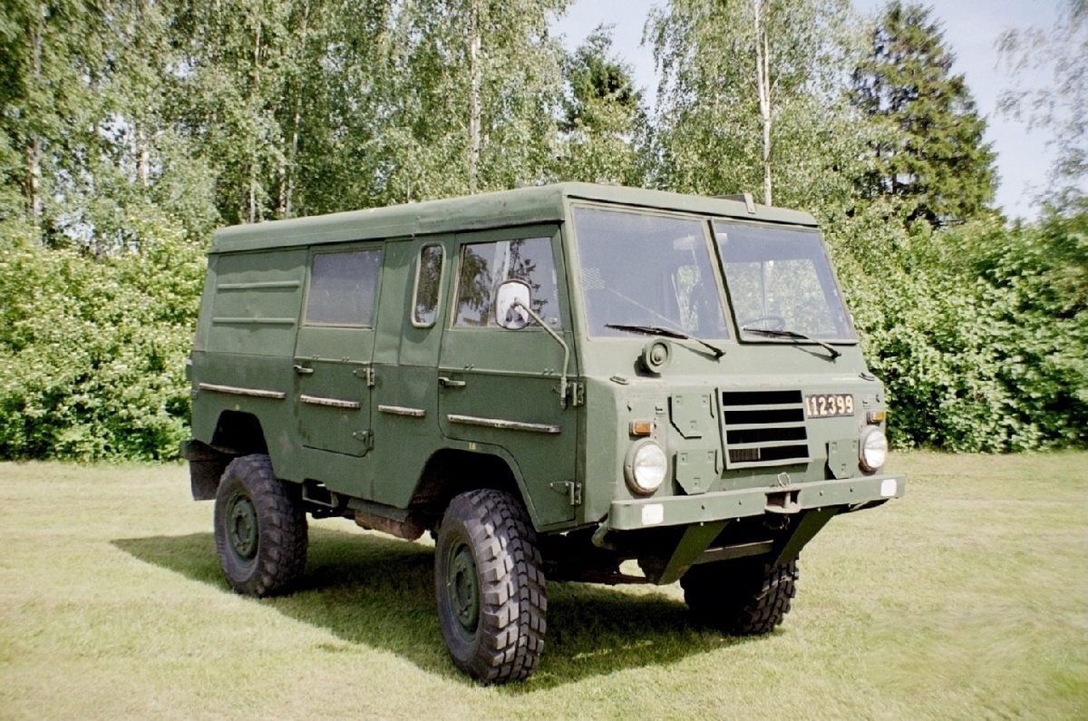 C303 Tgb 11 (Swedish Army) — Volvo C303 eller Terrängbil 111 A MT. Tillverkning 1974-1984, ca. 5000 st. tillverkades av modellerna C3203 (Tgb 11) och C304 (Tgb 13).