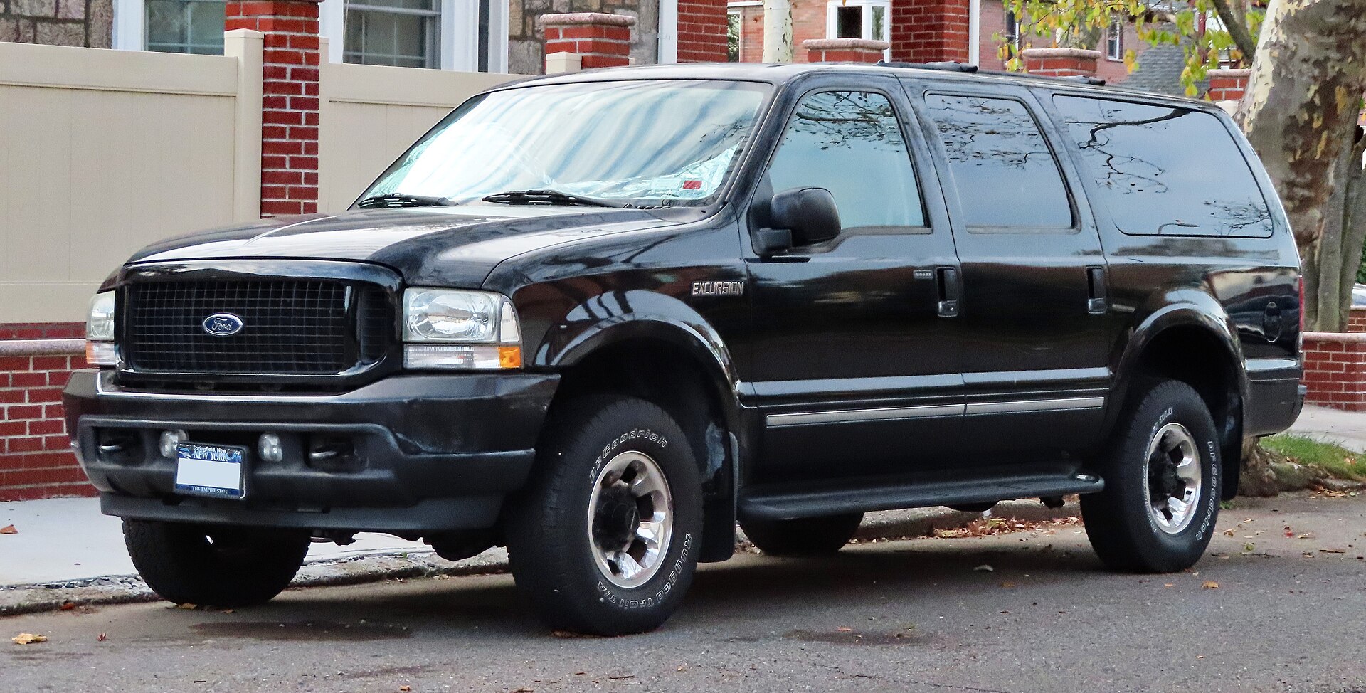 Excursion Limited — A 2004 Ford Excursion Limited photographed in Fresh Meadows, Queens, New York, USA