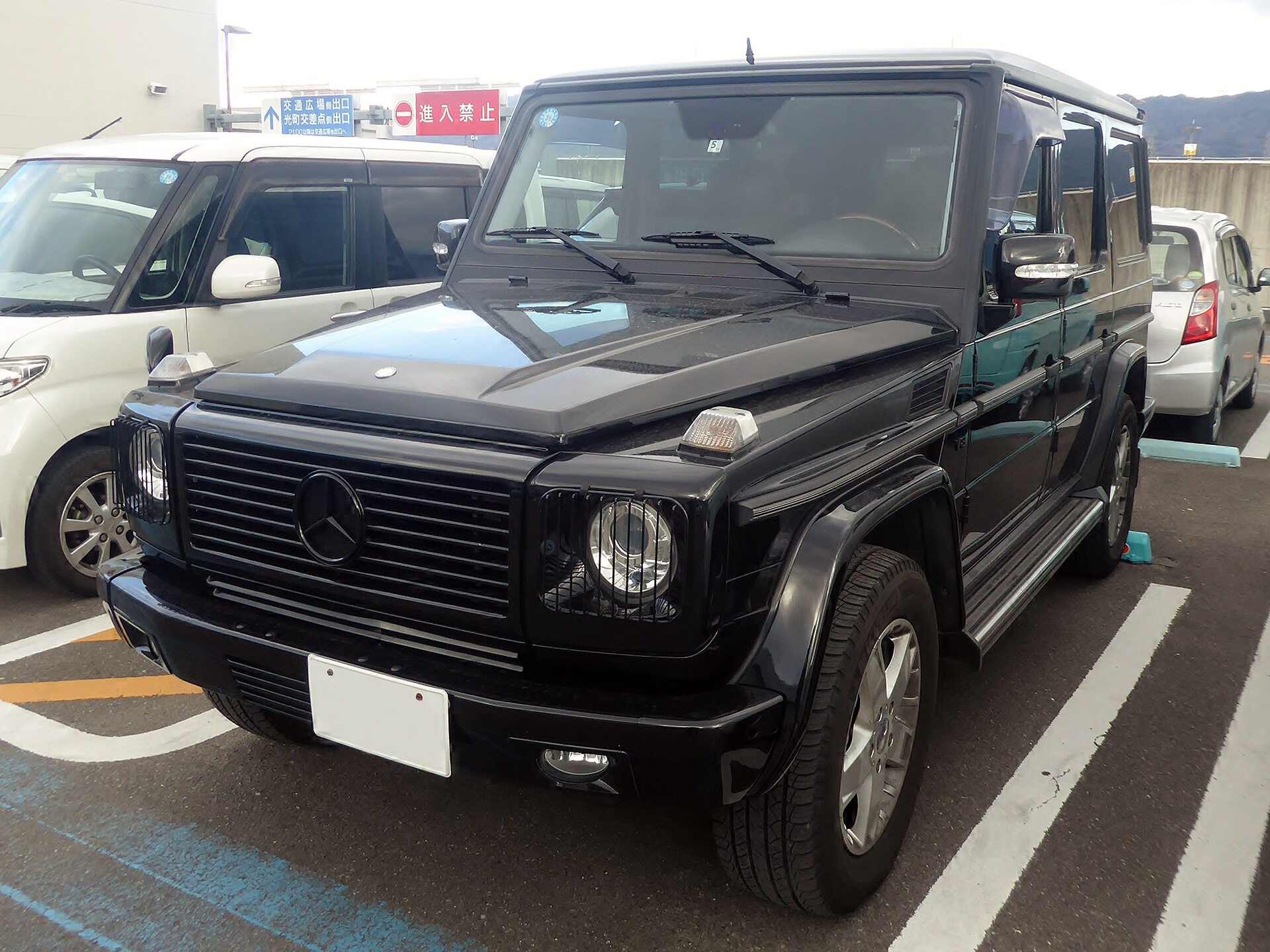 G 500 (W463, 1998–2018) — W463系メルセデス・ベンツ・G500をフロントから撮影。