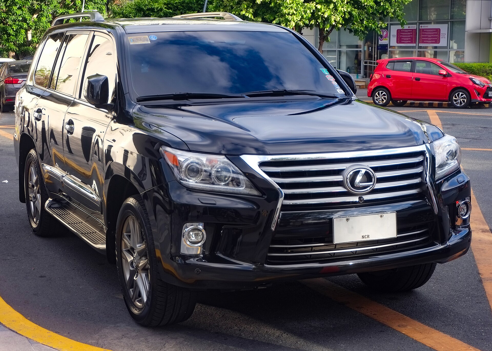 Lexus LX 570 — photograph