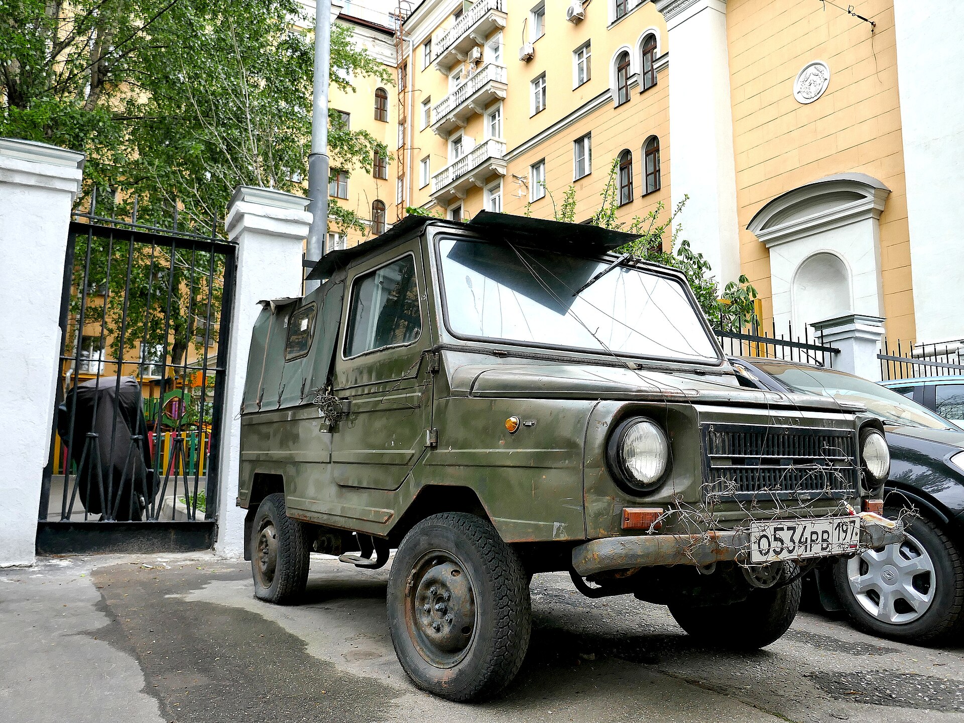 1302 (1992–2002) — A LuAZ-1302.