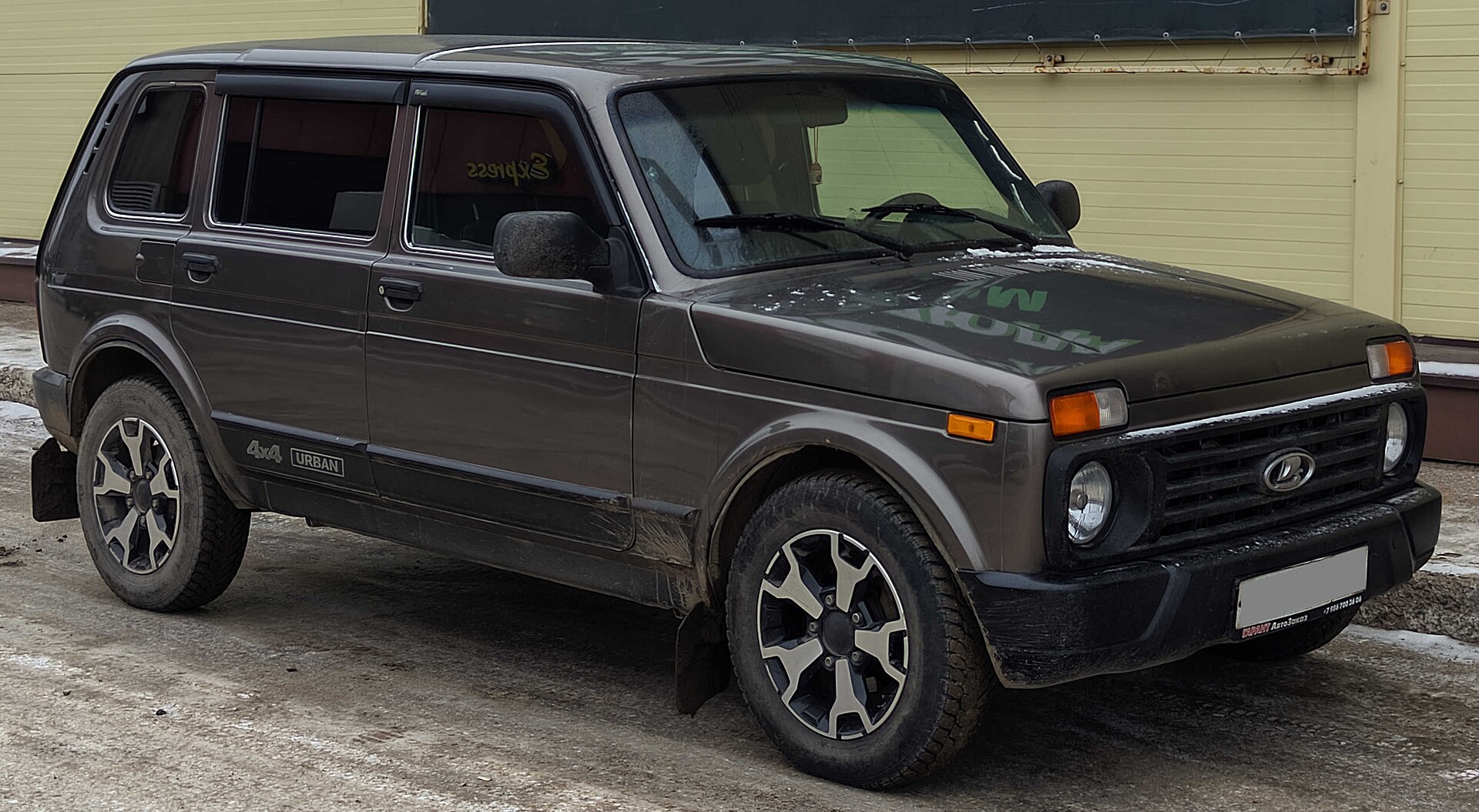 Niva VAZ-2131 five-door and 2329 pick-up (1995–) — Front view of a brown 5-door Lada Niva Urban